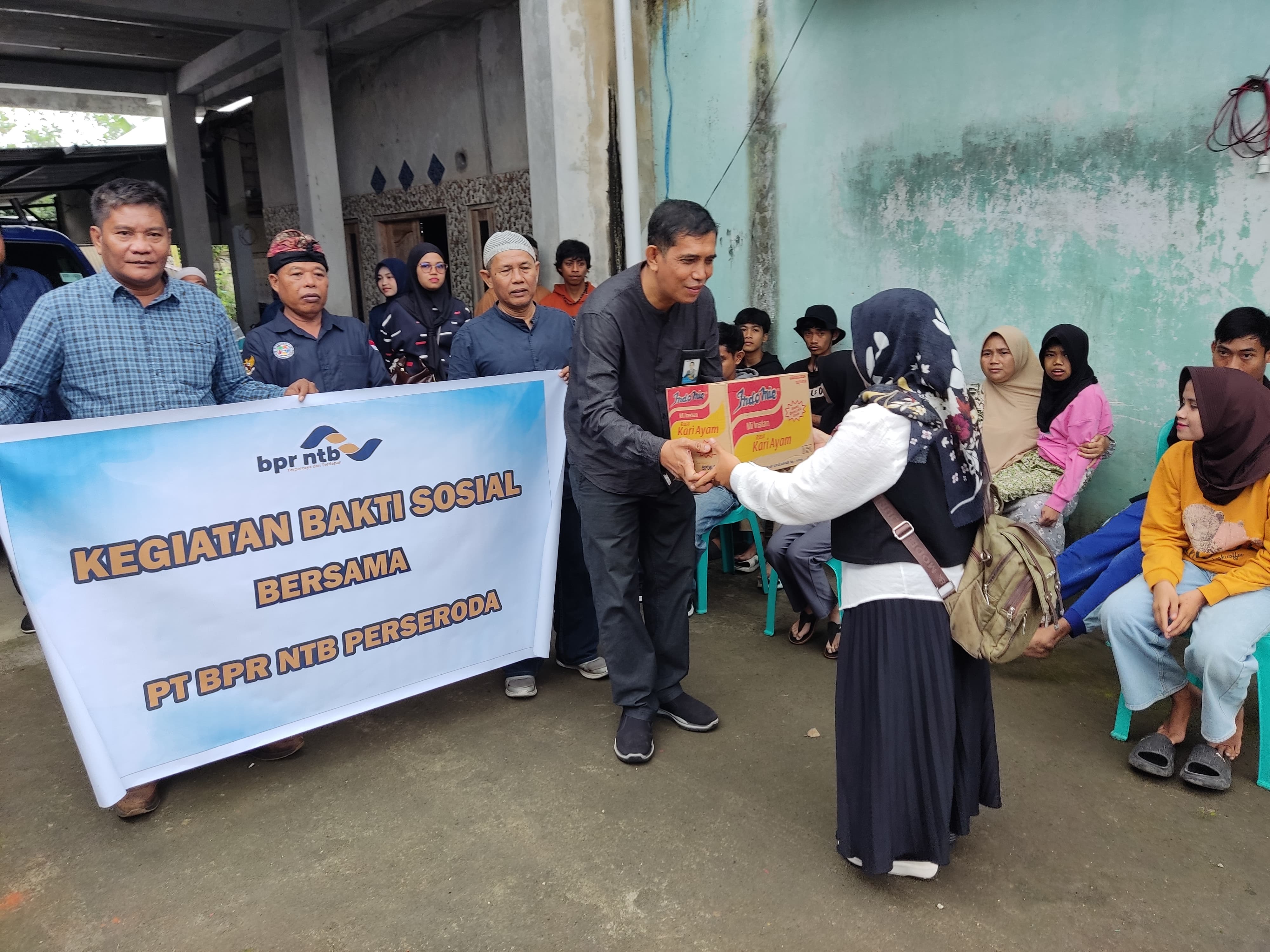 Kolaborasi dengan BPR NTB, TEGAR Salurkan Donasi dan Santunan kepada Para Disabilitas