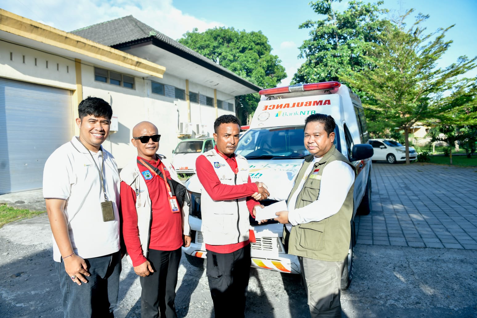 Dukung Kemanusiaan di Aceh, Bank NTB Syariah Fasilitasi Operasional Ambulance Tim Medis NTB