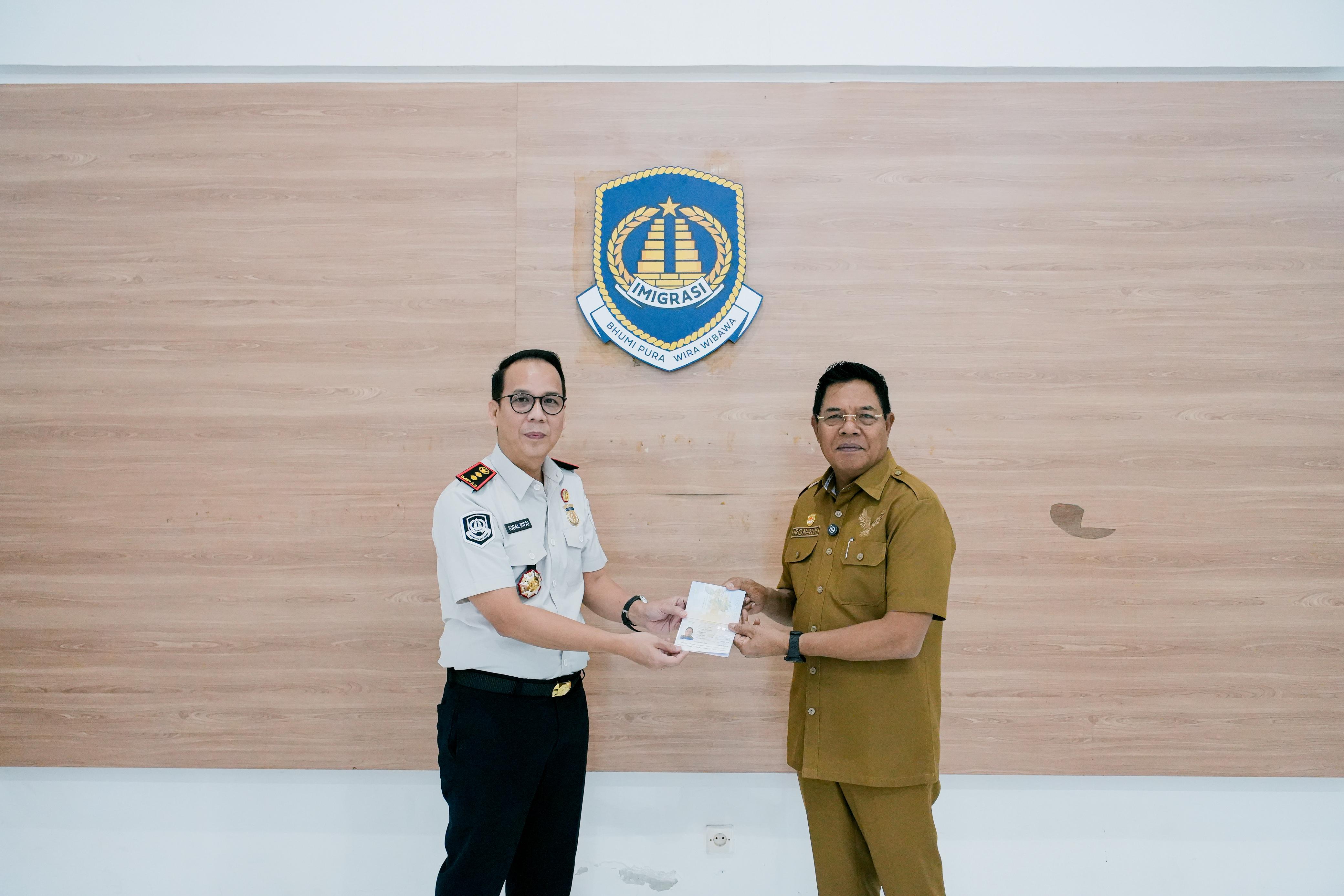 Kantor Imigrasi Resmi Beroperasi, Bupati Warisin Terima Paspor Perdana