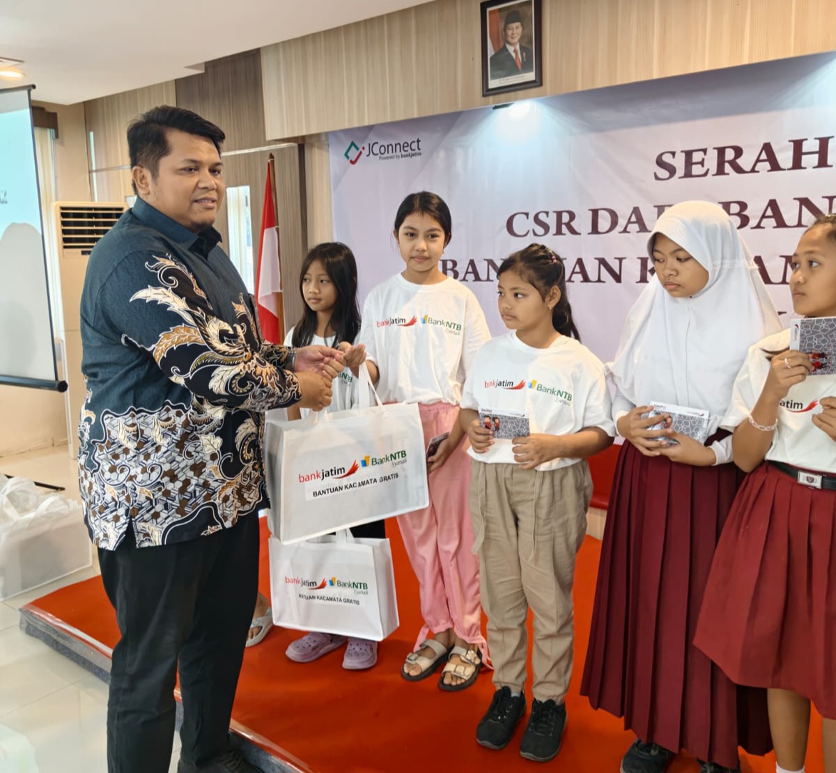 Wujud Sinergi dan Kepedulian Sosial, Bank Jatim Bersama Bank NTB Syariah & IZI Salurkan Bantuan Kacamata Gratis bagi Pelajar di Jawa Timur
