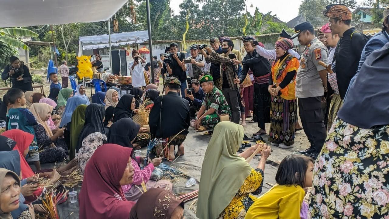 Gawe Adat Inan Dowe II: Momen Anyaman Bambu Desa Loyok Kembali Mendunia
