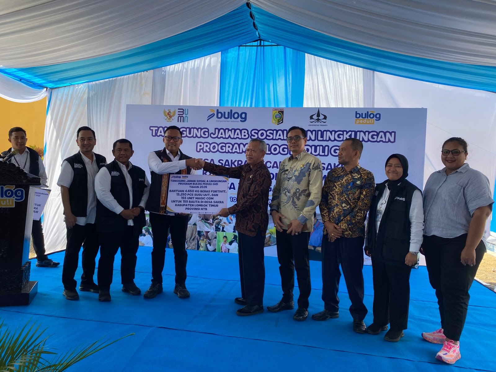 Perum Bulog Berikan Bantuan Beras Fortivit Untuk Atasi Stunting di Kecamatan Sakra