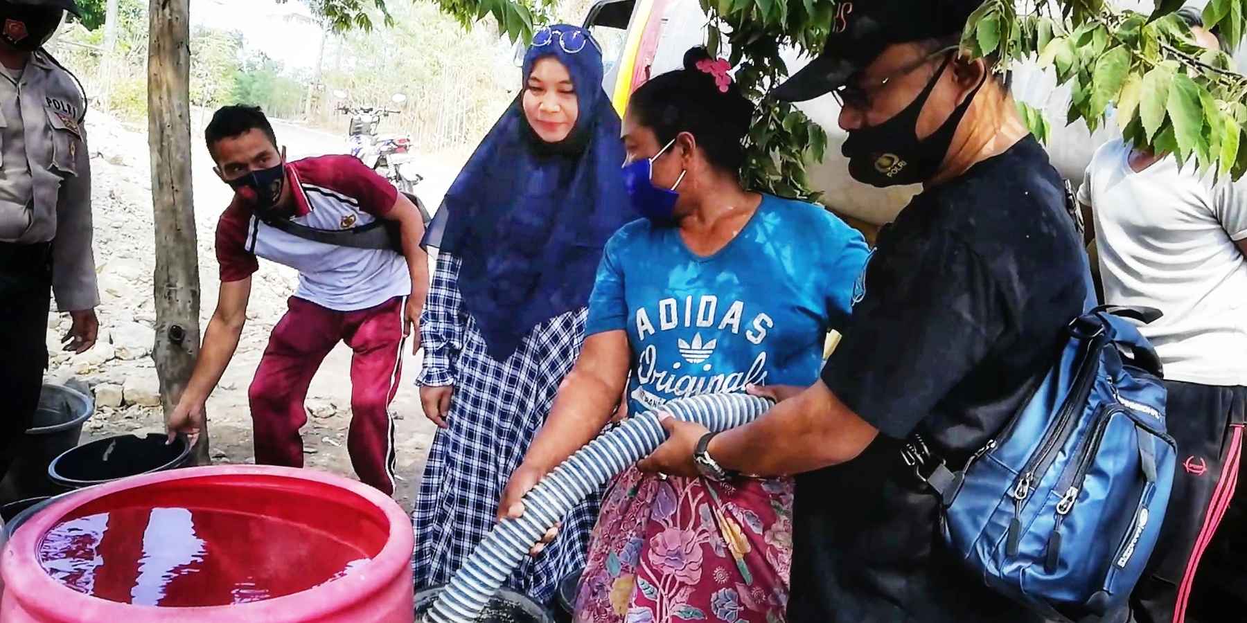 FWMO Lotim Bagikan 12 Tangki Air Bersih di Wilayah Selatan